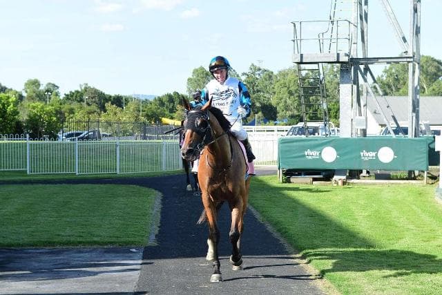 Russiantothepost flies home to score on the post